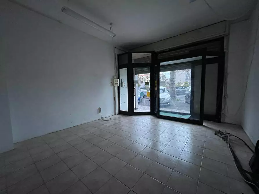 Immagine 3 di Locale commerciale in affitto  in CORSO RICCI a Savona