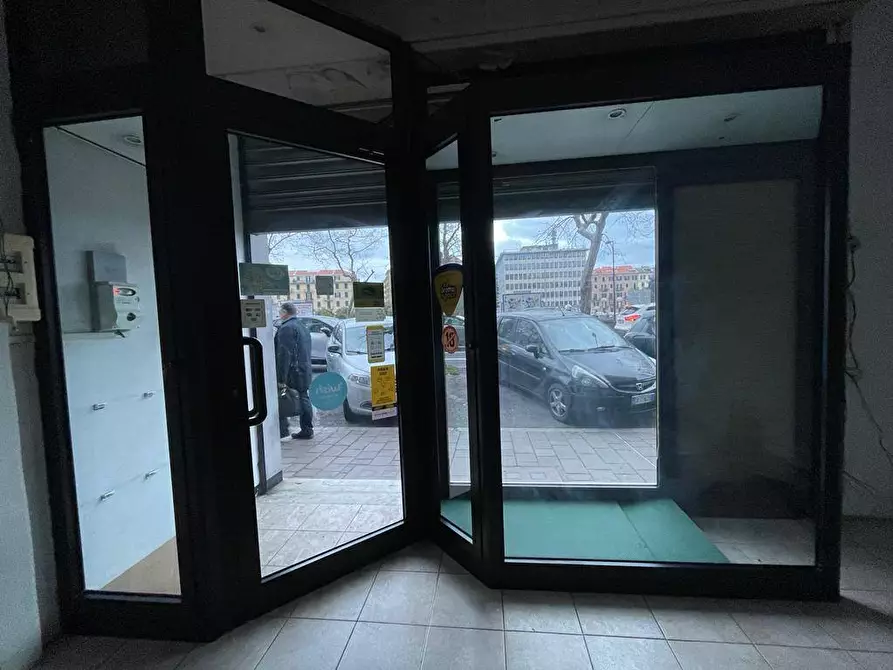 Immagine 5 di Locale commerciale in affitto  in CORSO RICCI a Savona