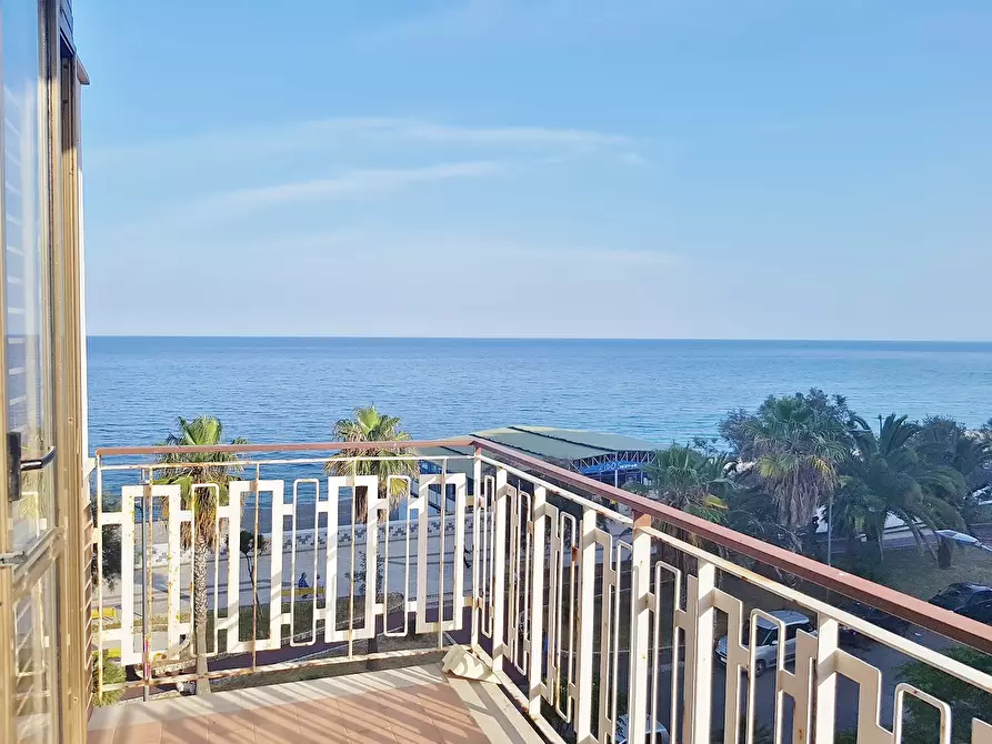 Immagine 1 di Appartamento in affitto  in Via Lungomare a Catanzaro