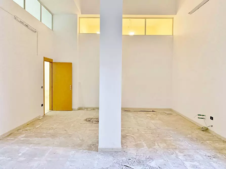 Immagine 9 di Magazzino in vendita  in Via Madonna dei cieli a Catanzaro