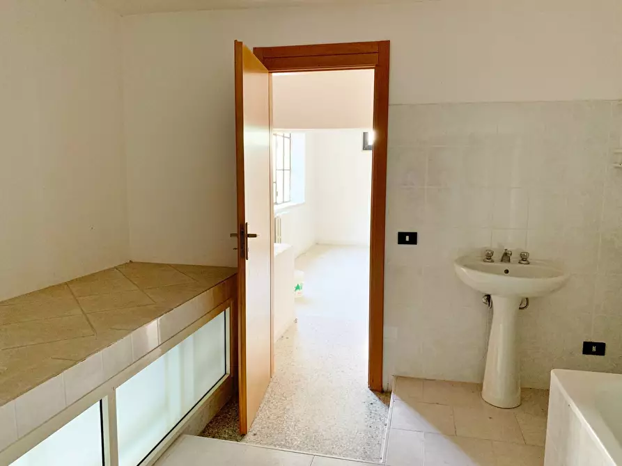 Immagine 14 di Magazzino in vendita  in Via Madonna dei cieli a Catanzaro