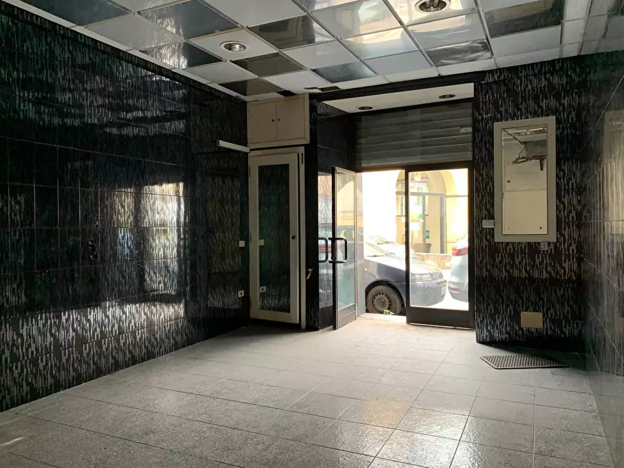 Immagine 3 di Negozio in affitto  in Piazza Roma a Catanzaro