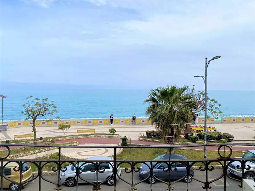 Immagine 2 di Palazzo in vendita  in via Lungomare Stefano Pugliese a Catanzaro