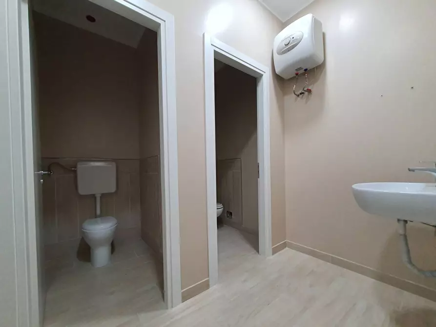 Immagine 8 di Ufficio in affitto  in C.da Donnantona a Borgia