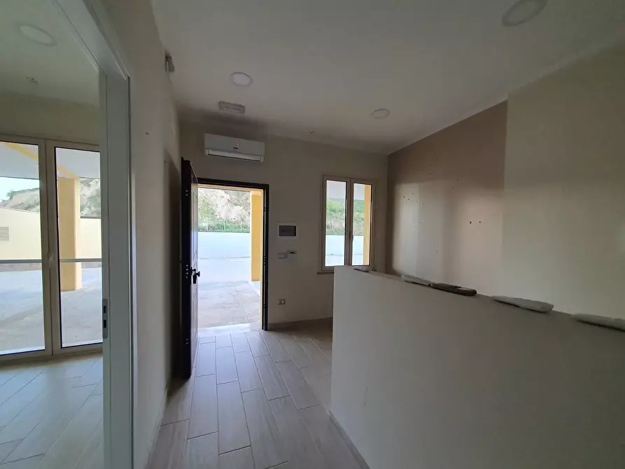 Immagine 10 di Ufficio in affitto  in C.da Donnantona a Borgia