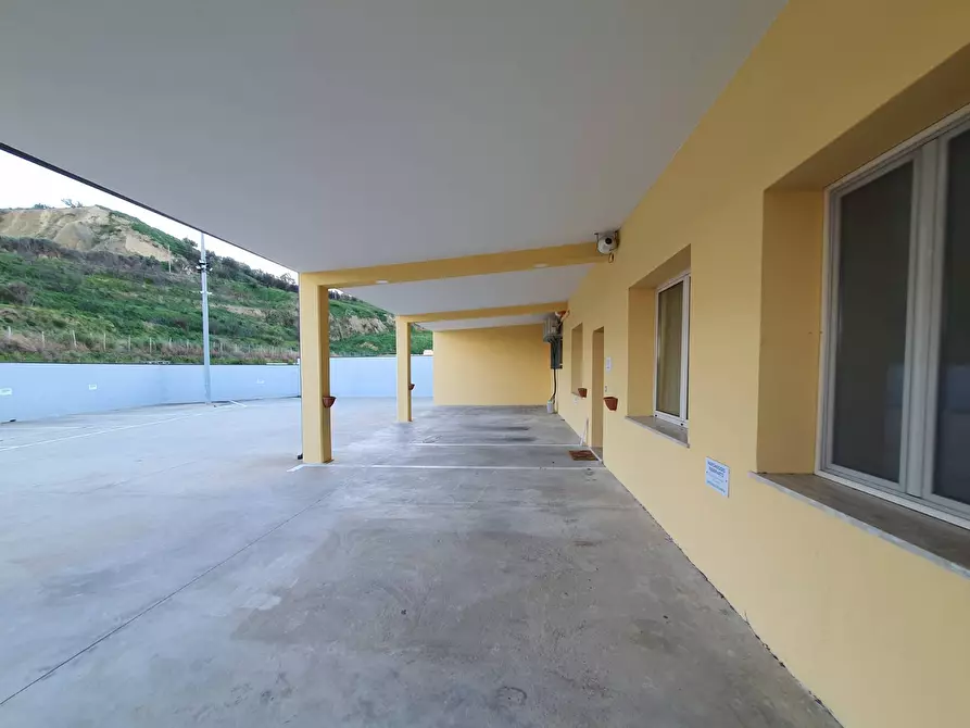 Immagine 11 di Ufficio in affitto  in C.da Donnantona a Borgia