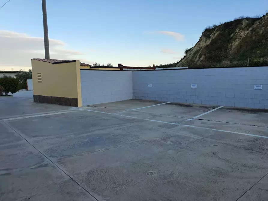 Immagine 12 di Ufficio in affitto  in C.da Donnantona a Borgia