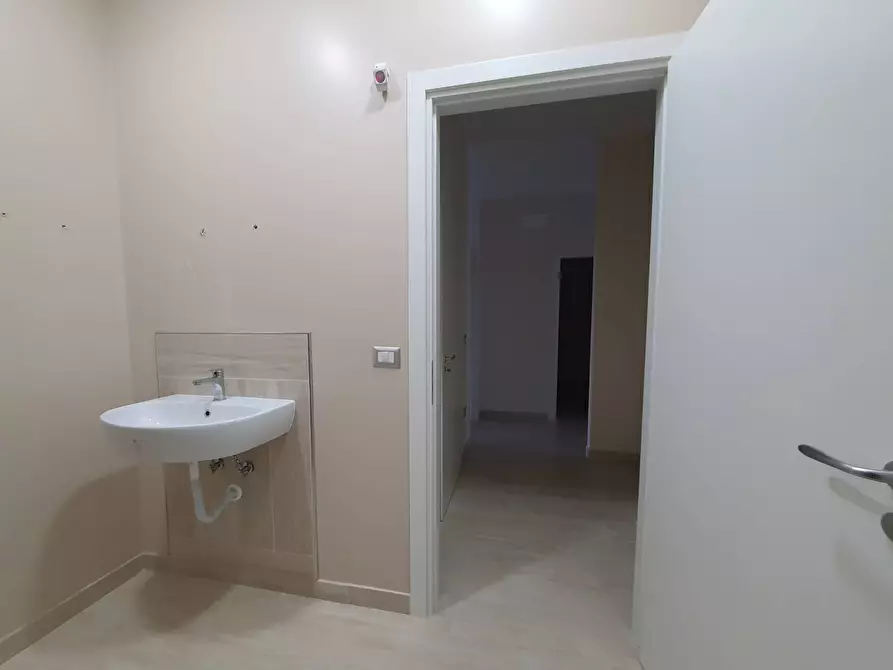 Immagine 9 di Ufficio in affitto  in C.da Donnantona a Borgia