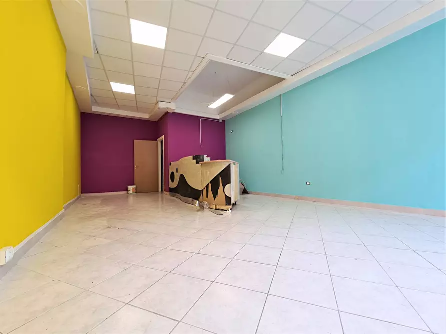 Immagine 5 di Negozio in vendita  in Via Fiume a Catanzaro