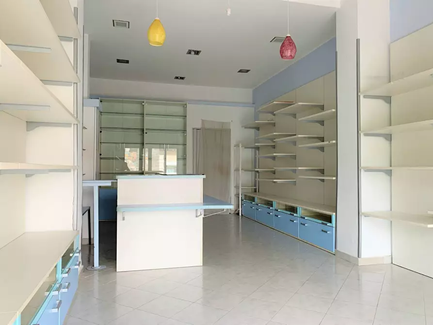 Immagine 2 di Negozio in affitto  in via Vincenzo Gattoleo a Catanzaro