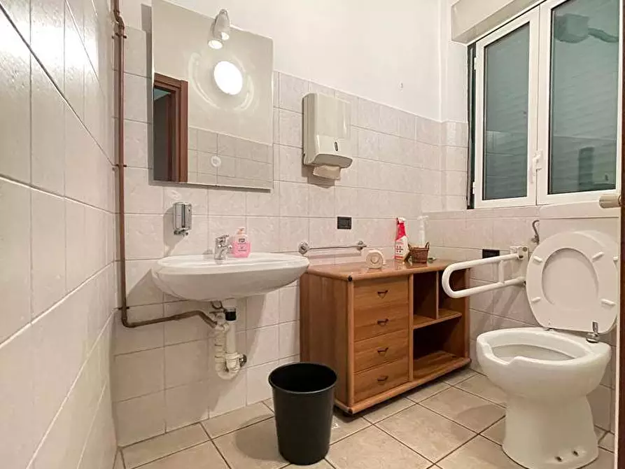 Immagine 9 di Negozio in vendita  in Via Alessandro Volta a Gallarate