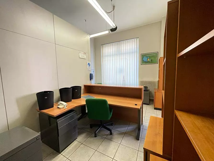 Immagine 11 di Negozio in vendita  in Via Alessandro Volta a Gallarate