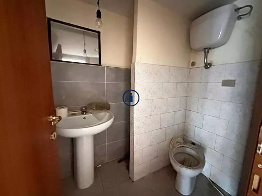 Immagine 8 di Negozio in vendita  in Via San Nicola a Caserta