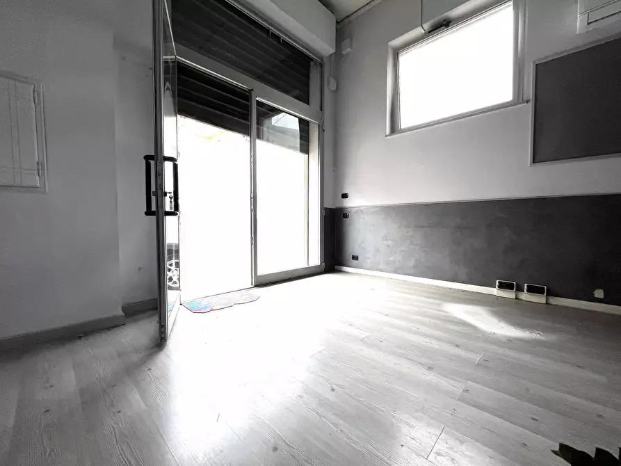 Immagine 6 di Negozio in vendita  in Via Corace a Catanzaro