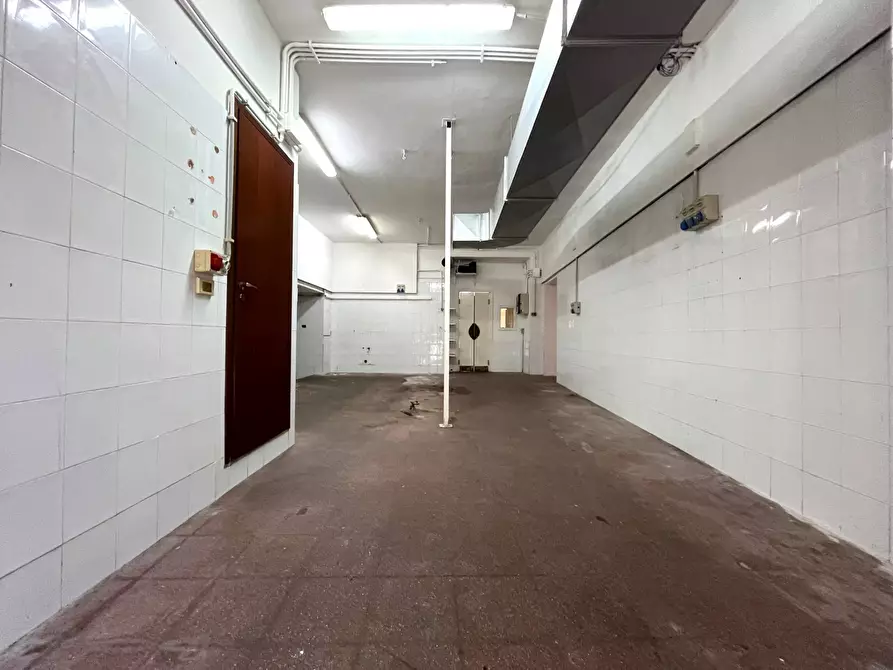 Immagine 7 di Negozio in affitto  in via Vincenzo De Grazia a Catanzaro