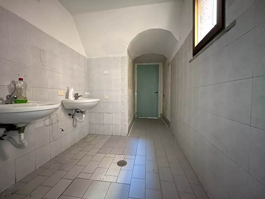 Immagine 12 di Negozio in affitto  in via Vincenzo De Grazia a Catanzaro