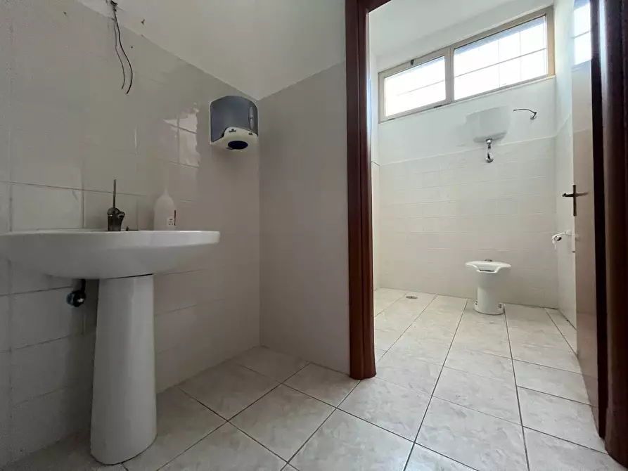 Immagine 6 di Magazzino in vendita  in Via Istria a Catanzaro