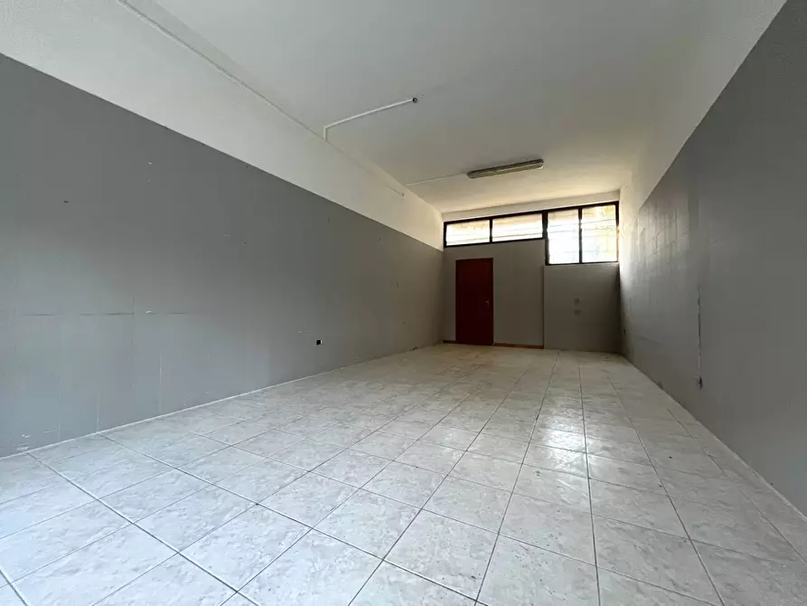 Immagine 8 di Magazzino in vendita  in Via Istria a Catanzaro