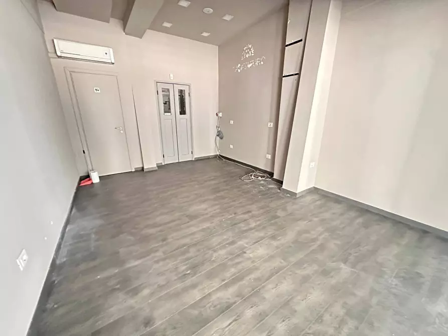 Immagine 2 di Negozio in affitto  in Corso Giannone a Caserta