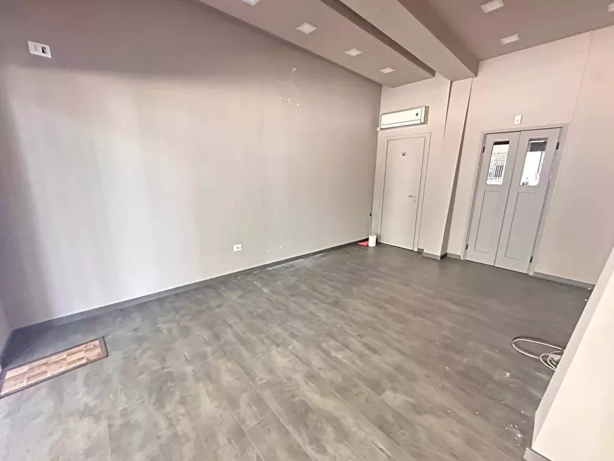Immagine 4 di Negozio in affitto  in Corso Giannone a Caserta
