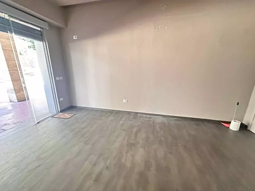 Immagine 5 di Negozio in affitto  in Corso Giannone a Caserta