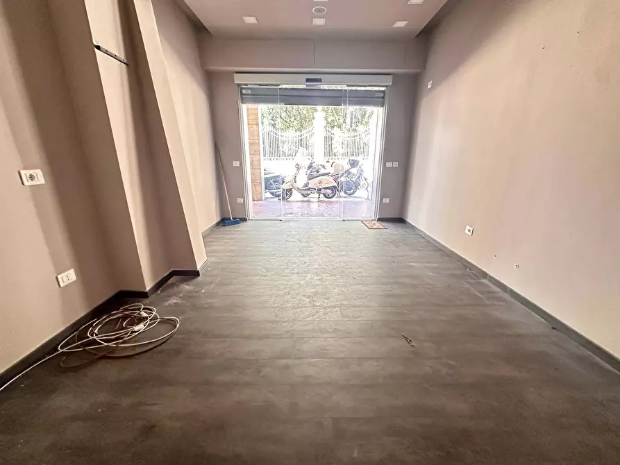 Immagine 8 di Negozio in affitto  in Corso Giannone a Caserta