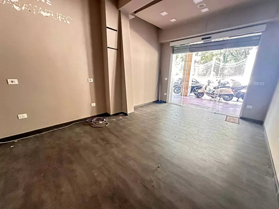 Immagine 6 di Negozio in affitto  in Corso Giannone a Caserta