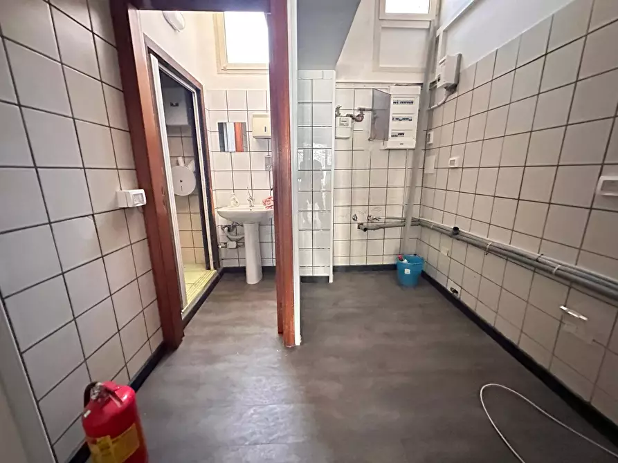 Immagine 11 di Negozio in affitto  in Corso Giannone a Caserta