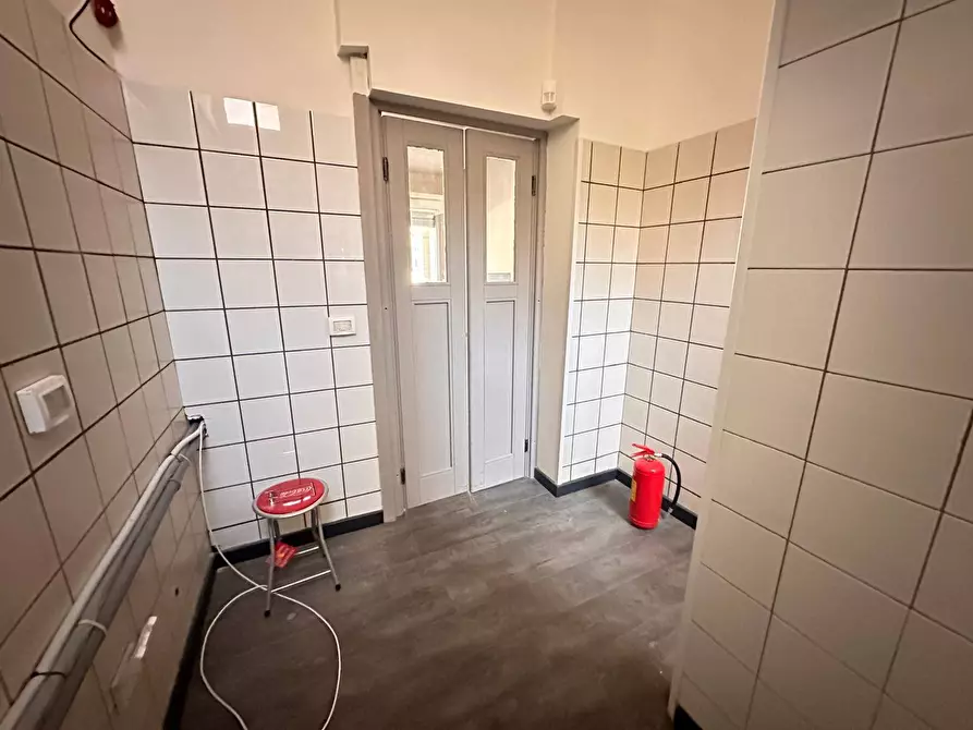 Immagine 12 di Negozio in affitto  in Corso Giannone a Caserta