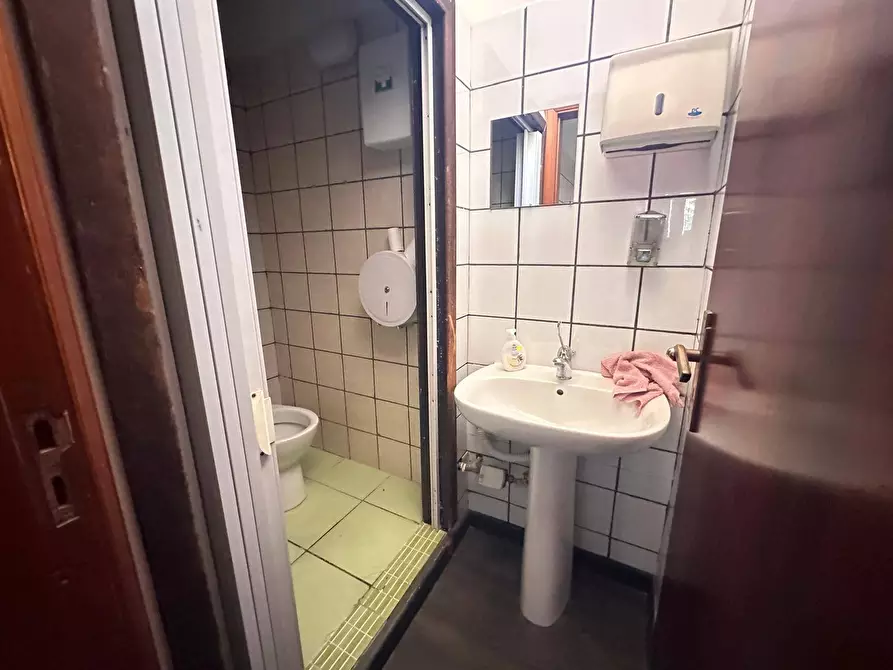 Immagine 13 di Negozio in affitto  in Corso Giannone a Caserta