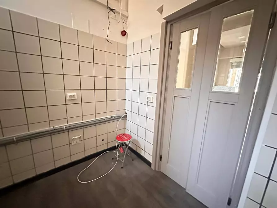 Immagine 14 di Negozio in affitto  in Corso Giannone a Caserta