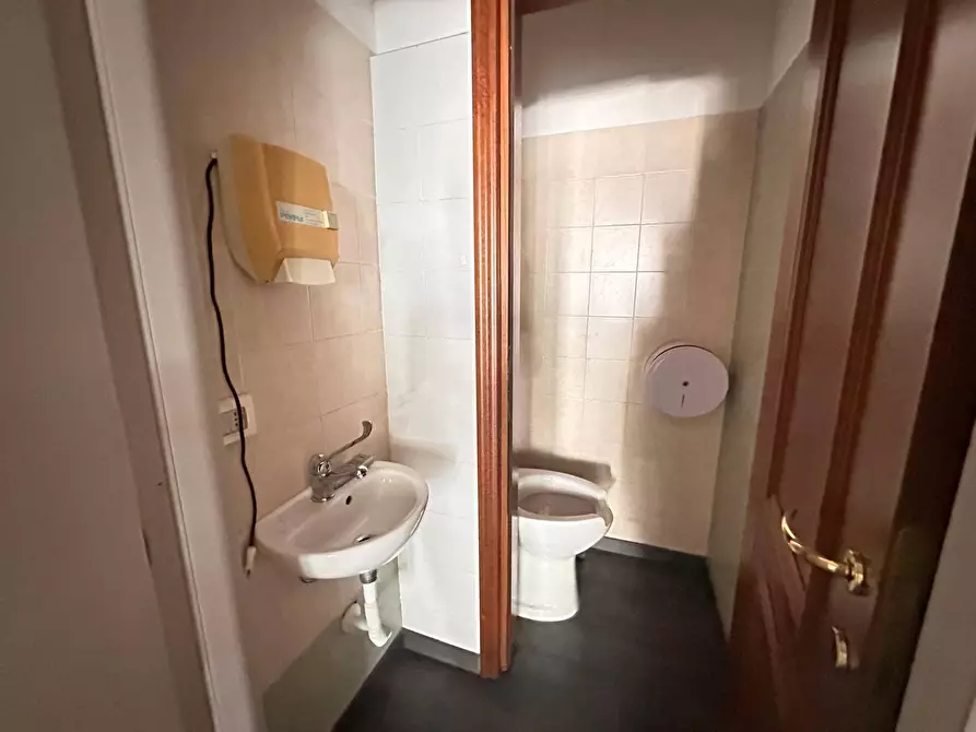 Immagine 9 di Negozio in affitto  in Corso Giannone a Caserta