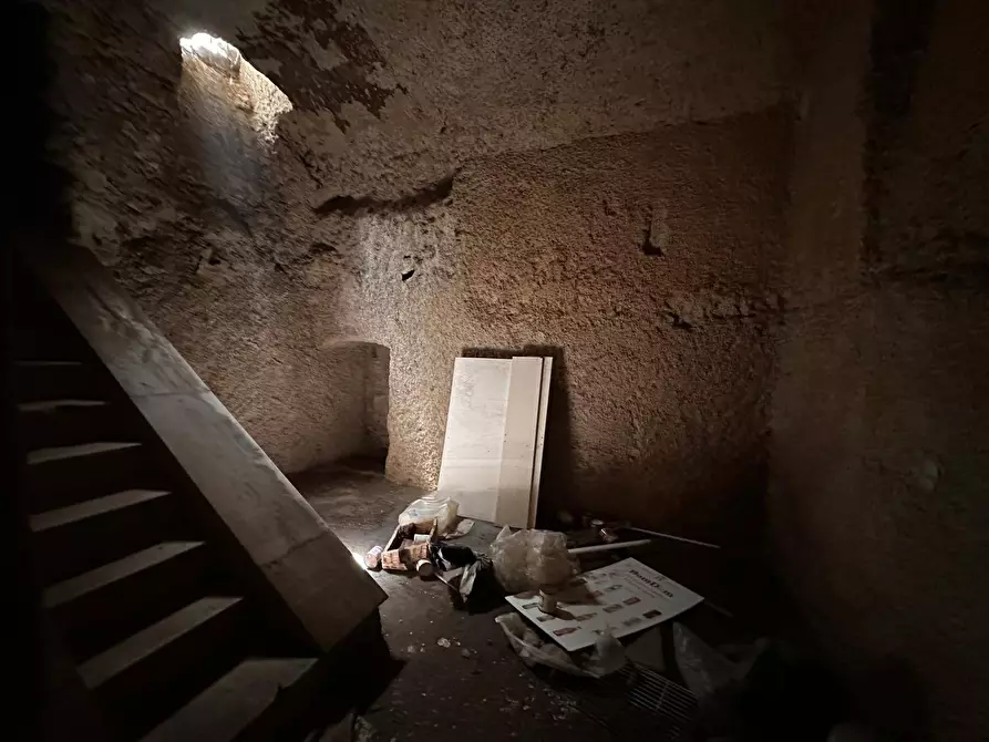 Immagine 19 di Negozio in affitto  in Via G. B. Vico a Caserta