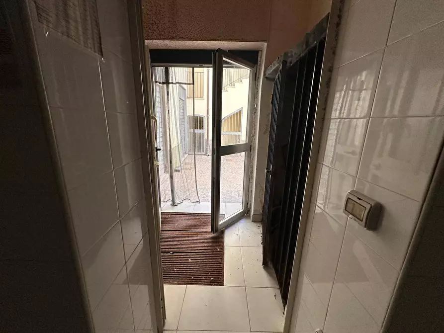 Immagine 20 di Negozio in affitto  in Via G. B. Vico a Caserta