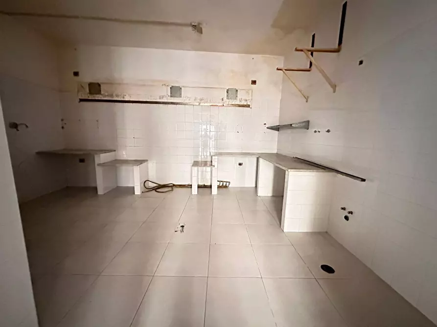 Immagine 11 di Negozio in affitto  in Via G. B. Vico a Caserta