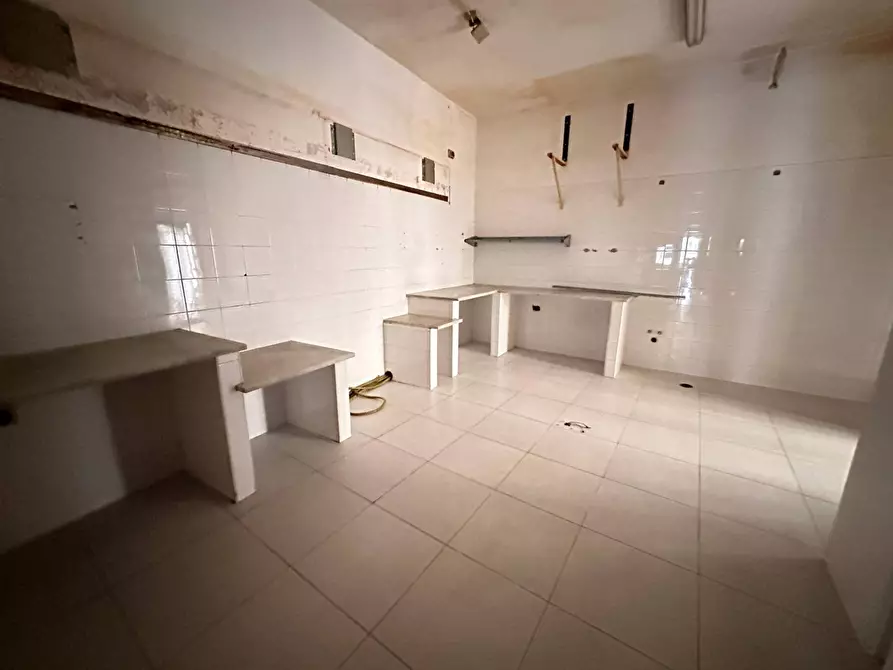 Immagine 13 di Negozio in affitto  in Via G. B. Vico a Caserta