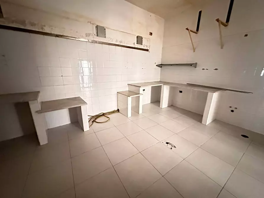 Immagine 14 di Negozio in affitto  in Via G. B. Vico a Caserta