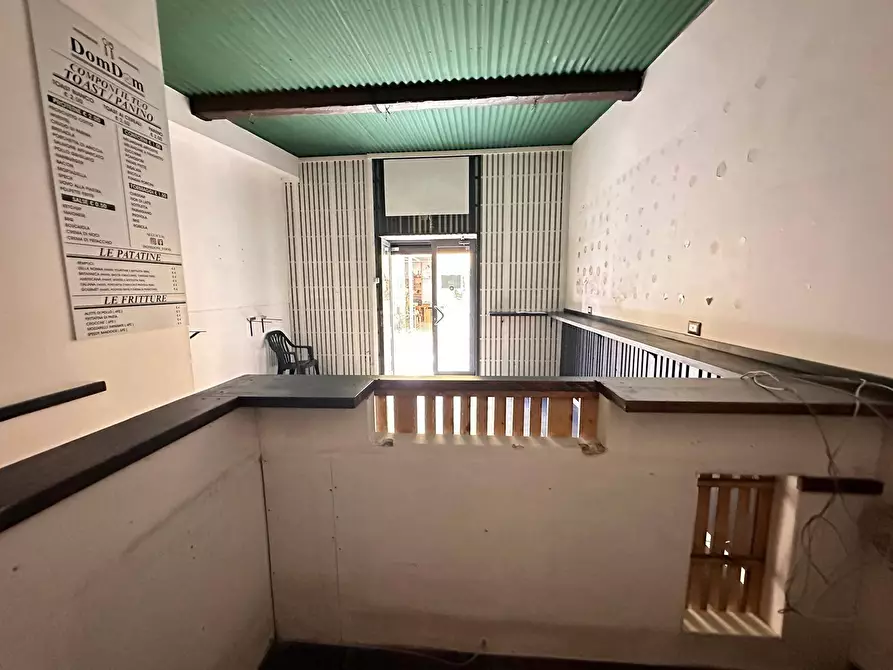 Immagine 6 di Negozio in affitto  in Via G. B. Vico a Caserta