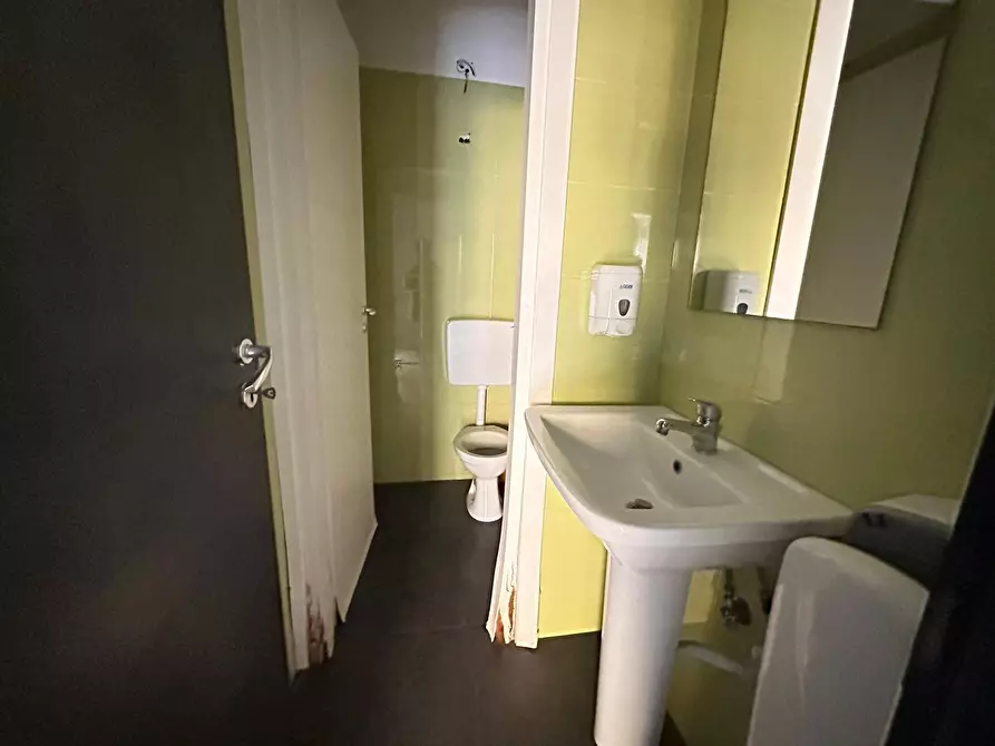 Immagine 16 di Negozio in affitto  in Via G. B. Vico a Caserta