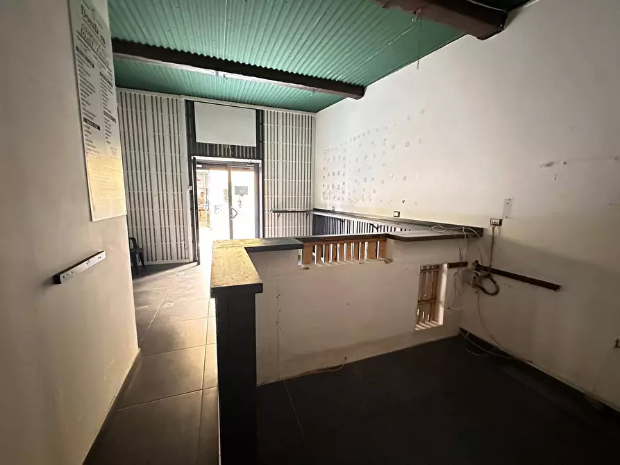 Immagine 8 di Negozio in affitto  in Via G. B. Vico a Caserta