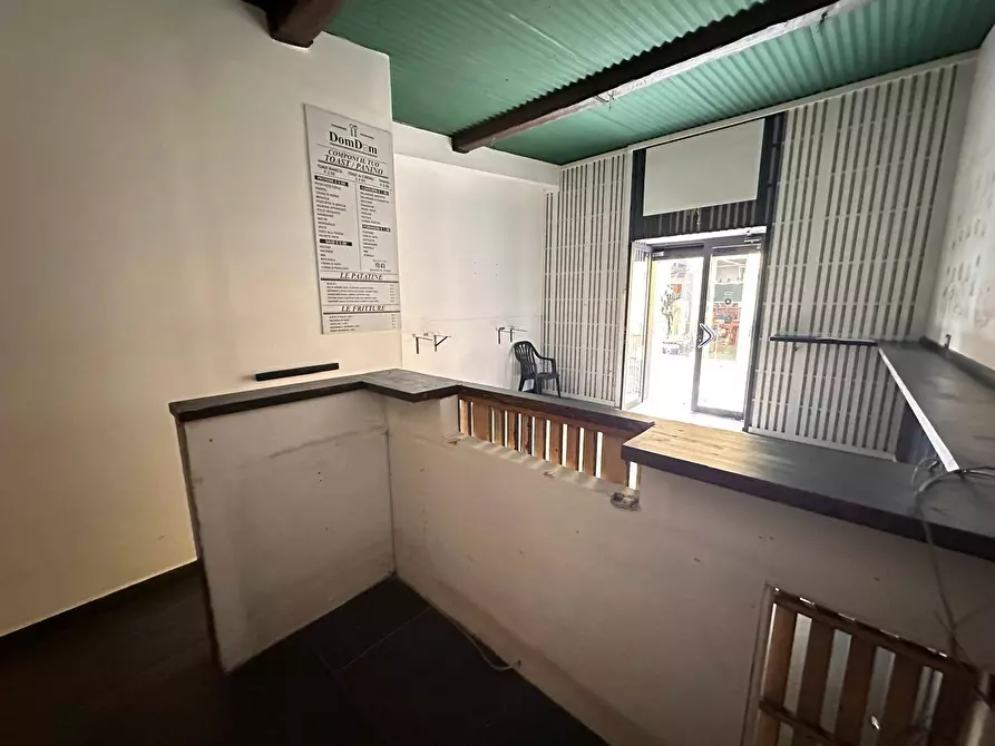 Immagine 9 di Negozio in affitto  in Via G. B. Vico a Caserta