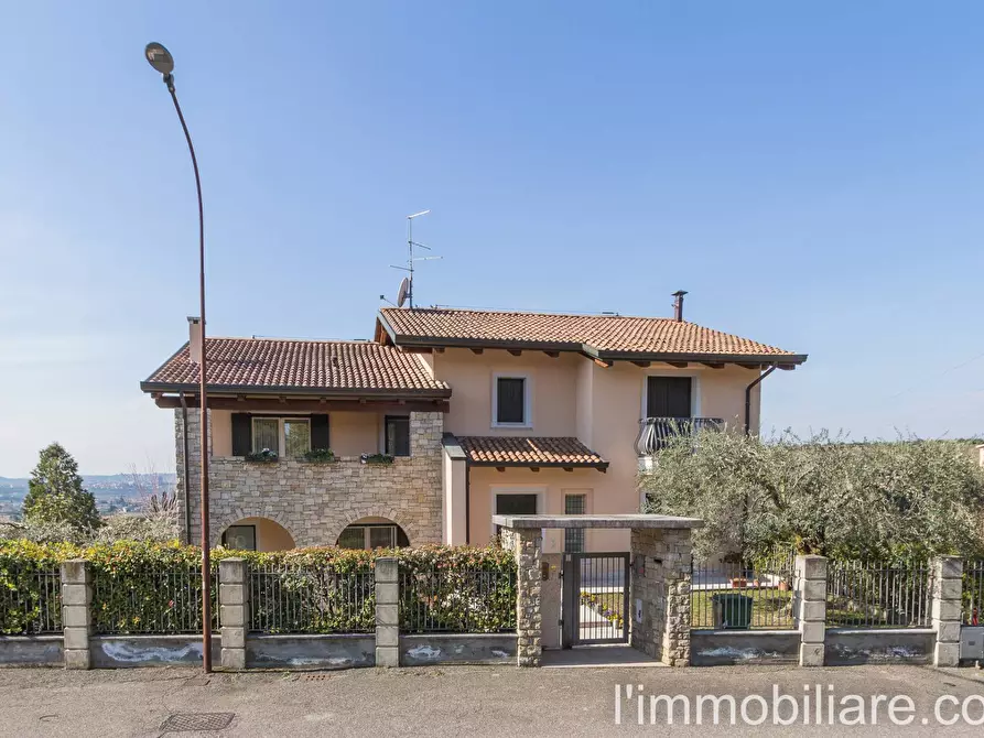 Immagine 1 di Villa in vendita  in Via Degli Archi a San Pietro In Cariano