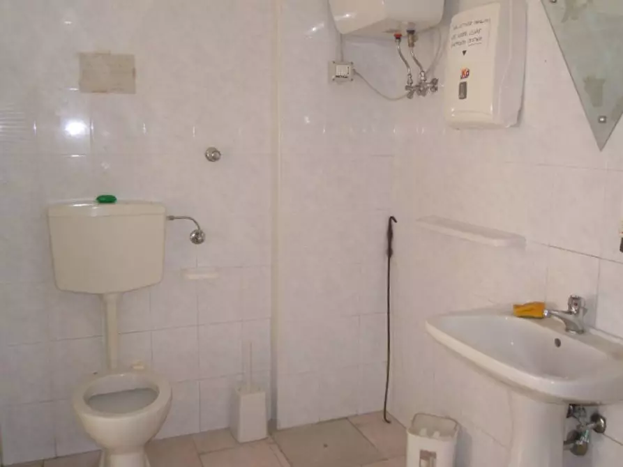 Immagine 5 di Negozio in affitto  in Via F. Caracciolo a Catanzaro