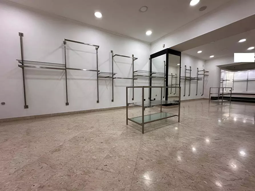 Immagine 6 di Negozio in affitto  in Via Colombo a Caserta