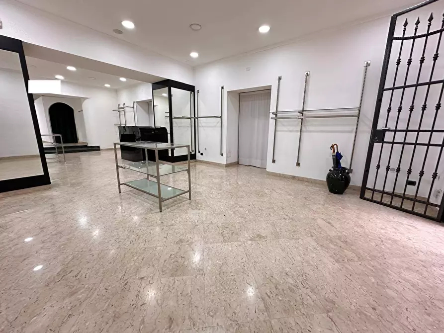 Immagine 5 di Negozio in affitto  in Via Colombo a Caserta