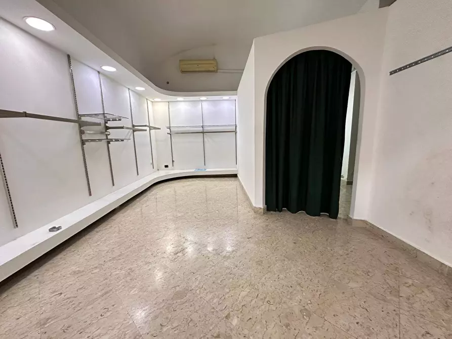 Immagine 7 di Negozio in affitto  in Via Colombo a Caserta