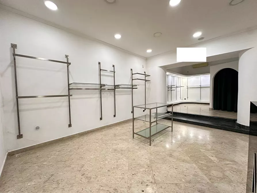 Immagine 8 di Negozio in affitto  in Via Colombo a Caserta