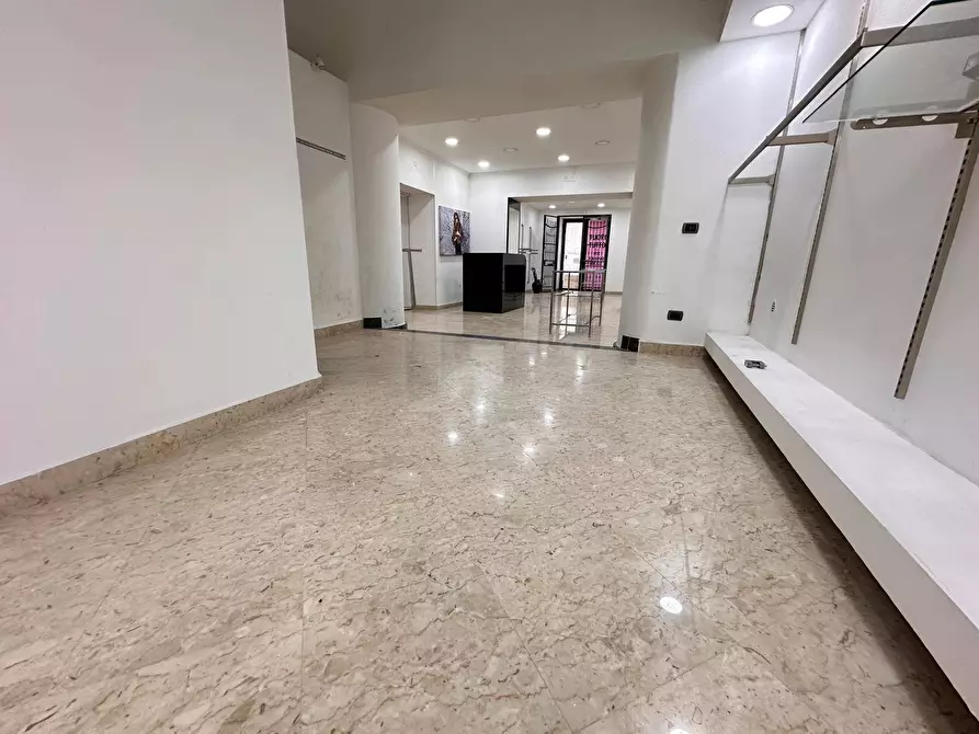 Immagine 9 di Negozio in affitto  in Via Colombo a Caserta