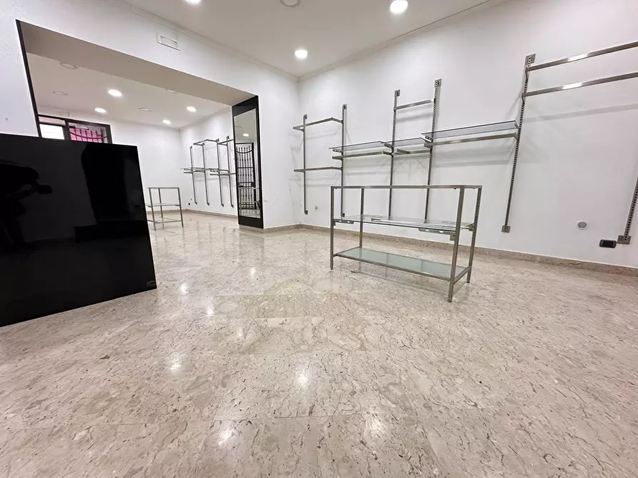 Immagine 3 di Negozio in affitto  in Via Colombo a Caserta