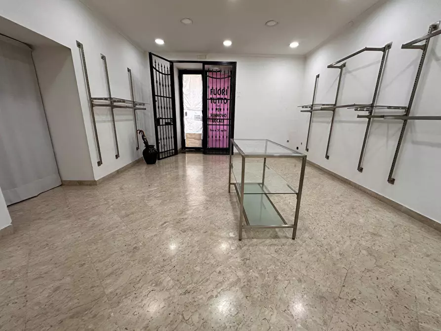 Immagine 10 di Negozio in affitto  in Via Colombo a Caserta